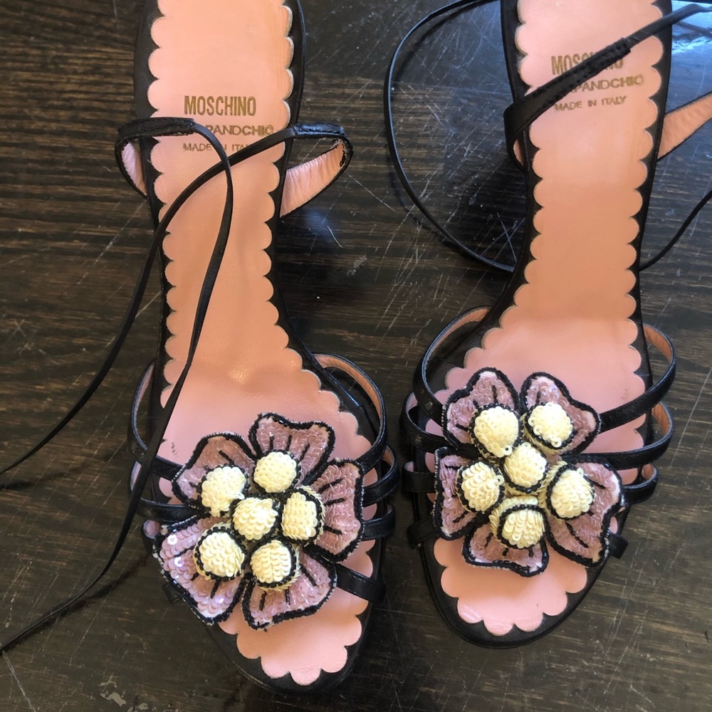 Straps flower heals